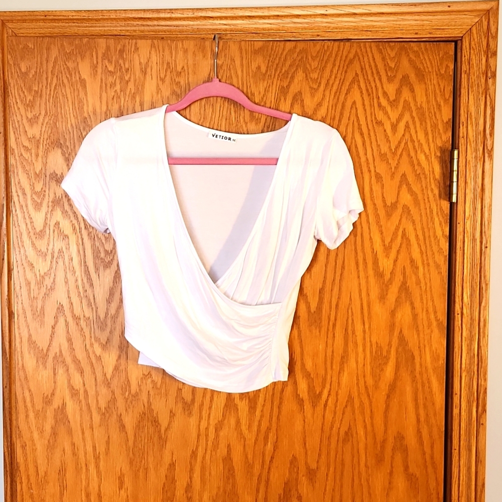 Women's crop top,  size medium,  Vetior brand,  white.